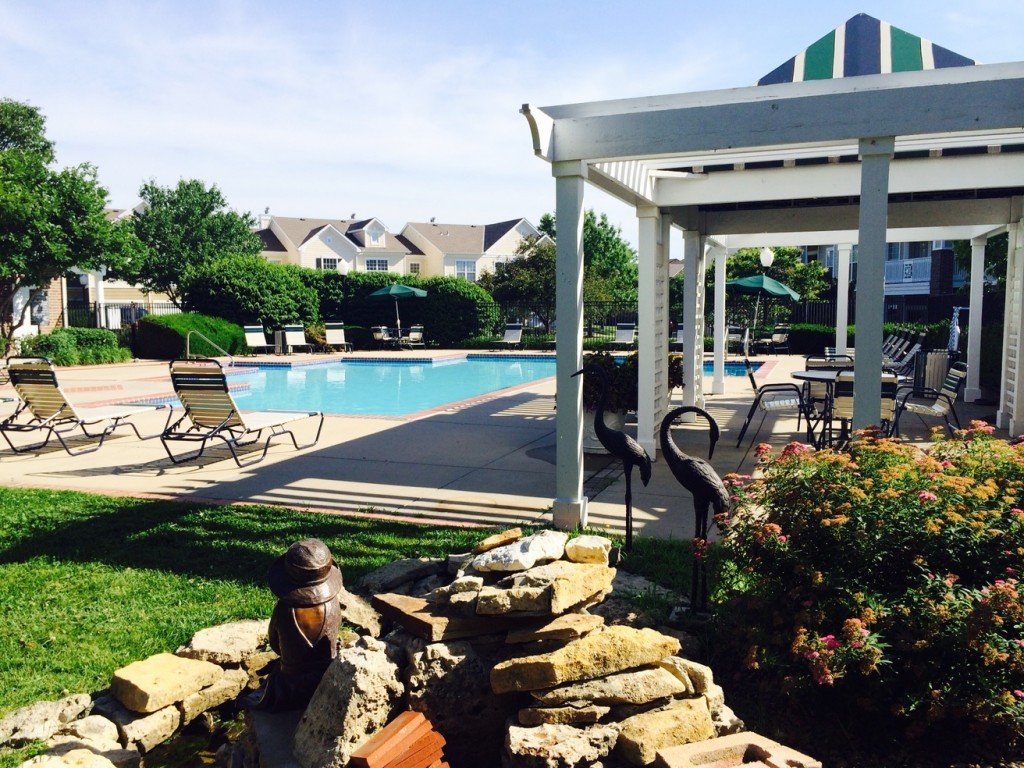 apartments for rent in overland park with swimming pools